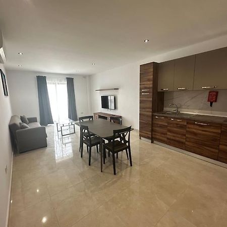 Bright 1 Bedroom Apartment In Noah Apartments, グジラ エクステリア 写真