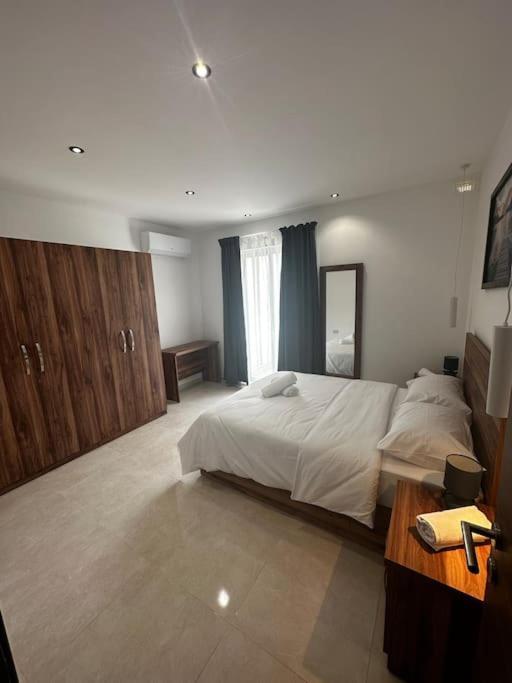 Bright 1 Bedroom Apartment In Noah Apartments, グジラ エクステリア 写真
