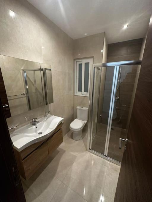 Bright 1 Bedroom Apartment In Noah Apartments, グジラ エクステリア 写真